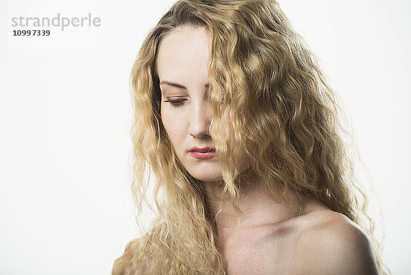 Porträt einer schönen Frau mit langem  blondem  lockigem Haar