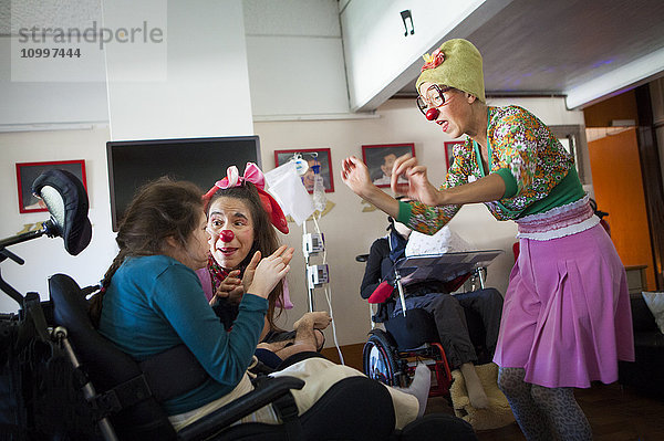 Reportage über zwei Clowns  die dem Verein Hôpiclowns angehören. Sie treten in einem Heim für behinderte Erwachsene in Genf  Schweiz  auf.