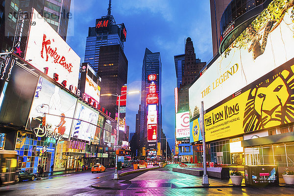 New York City  Times Square  Neonlichter und Werbung am Times Square