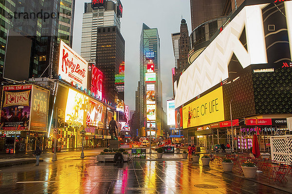 New York City  Times Square  Neonlichter und Werbung am Times Square