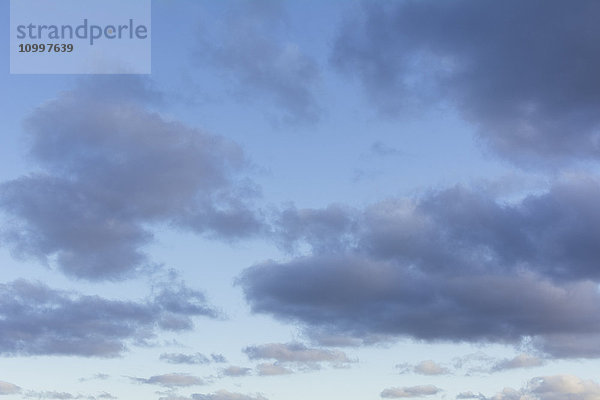 Stimmungsvoller Himmel in der Abenddämmerung