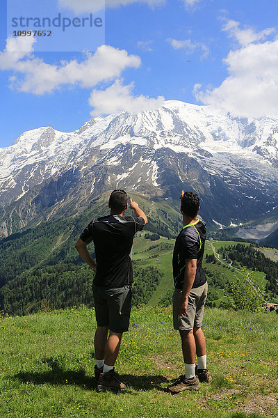 Zwei Teenager beobachten das Mont-Blanc-Massiv.