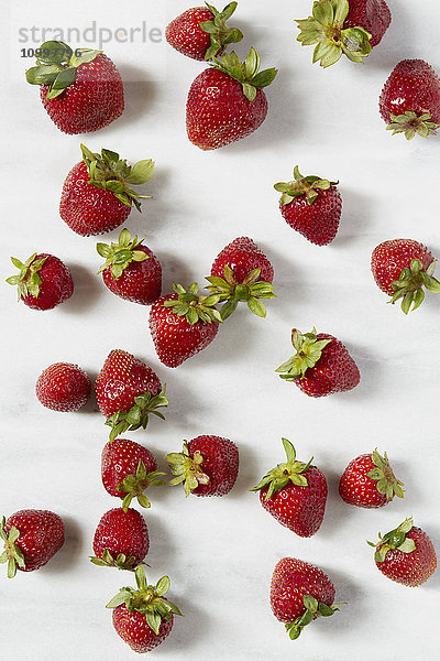 Studioaufnahme von Erdbeeren auf weißem Hintergrund