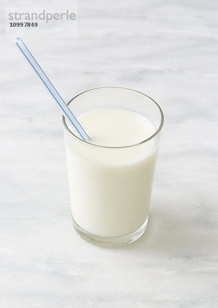 Glas Milch mit Trinkhalm