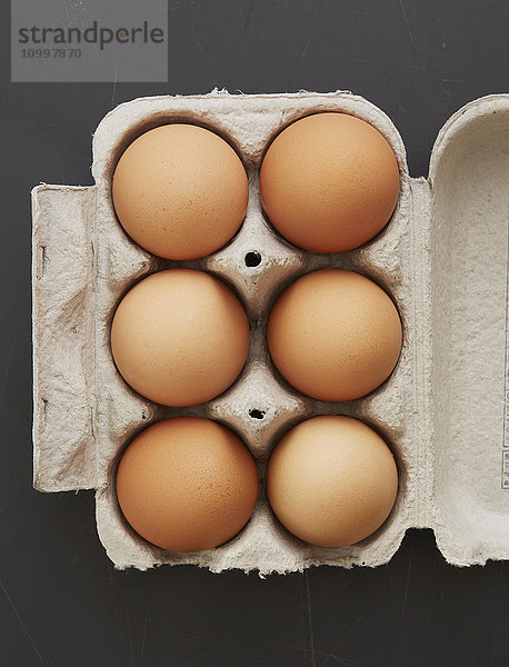 Draufsicht auf Eier im Karton