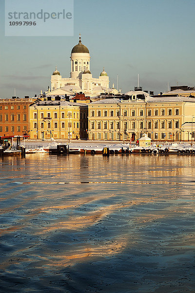 Finnland  Helsinki  Hafen und Kathedrale bei Sonnenuntergang