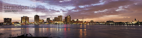 Louisiana  New Orleans  Mississippi-Fluss und Stadtsilhouette mit Wolkenkratzern bei Sonnenuntergang
