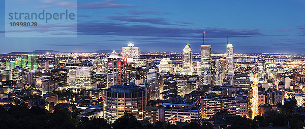 Kanada  Quebeck  Montreal  Panorama der Stadt in der Abenddämmerung