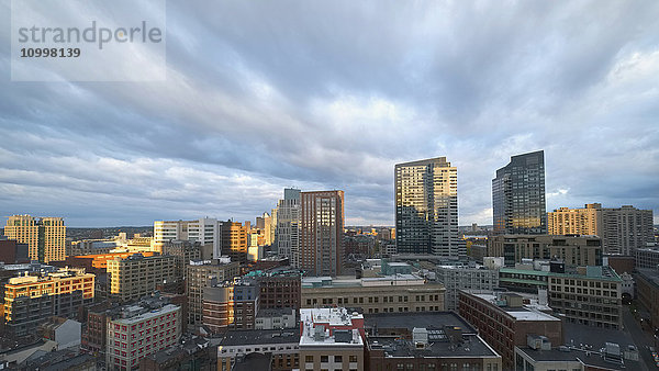 Massachusetts  Boston  Skyline der Stadt in der Morgendämmerung