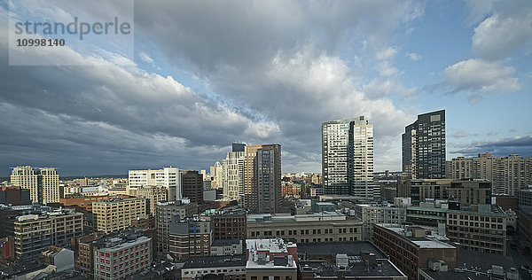 Massachusetts  Boston  Skyline der Stadt in der Morgendämmerung