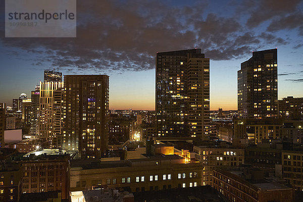 Massachusetts  Boston  Stadtzentrum in der Abenddämmerung