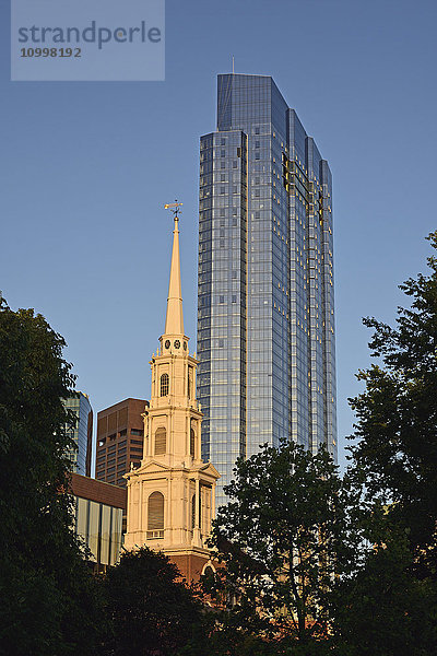 Massachusetts  Boston  Millennium Tower bei Sonnenuntergang