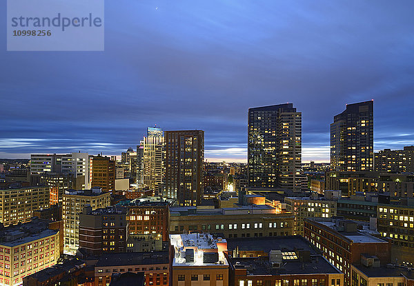 Massachusetts  Boston  Skyline der Stadt in der Abenddämmerung