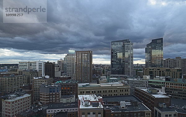 Massachusetts  Boston  Stadtsilhouette mit stürmischem Himmel