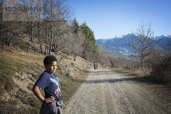 Reportage über die Jeunes Pousses  eine auf Klimatherapie bei Asthma spezialisierte Nachsorge- und pneumo-pädiatrische Rehabilitationseinrichtung. Das Zentrum befindet sich in Briançon  der höchstgelegenen Stadt Frankreichs  die am Programm Gesunde Städte der WHO teilnimmt. In dieser Höhe ist der Sauerstoffpartialdruck reduziert  was sich positiv auf das Herz-Kreislauf-System auswirkt. Auch die Konzentration von Allergenen ist geringer. Briançon ist einer der besten Orte für eine Klimatherapie in den Höhenlagen  da es dort viele Sonnenstunden  fast keinen Nebel  eine sehr niedrige Luftfeuchtigkeit  fast keine Hausstaubmilben  kaum Feuchtigkeit  eine kurze Pollensaison und eine sehr geringe Luftverschmutzung gibt. Karim  10 Jahre alt  leidet an Asthma und kommt aus der Region Paris. Er kam dieses Jahr zu den Jeunes Pousses. Im Rahmen des Rehabilitationsprogramms gehen die Kinder in Begleitung eines Sportlehrers in den Bergen wandern.