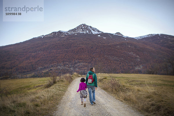 Reportage über die Jeunes Pousses  eine auf Klimatherapie bei Asthma spezialisierte Nachsorge- und pneumo-pädiatrische Rehabilitationseinrichtung. Das Zentrum befindet sich in Briançon  der höchstgelegenen Stadt Frankreichs  die am Programm Gesunde Städte der WHO teilnimmt. In dieser Höhe ist der Sauerstoffpartialdruck reduziert  was sich positiv auf das Herz-Kreislauf-System auswirkt. Auch die Konzentration von Allergenen ist geringer. Briançon ist einer der besten Orte für eine Klimatherapie in den Höhenlagen  denn hier gibt es viele Sonnenstunden  fast keinen Nebel  eine sehr niedrige Luftfeuchtigkeit  fast keine Hausstaubmilben  kaum Feuchtigkeit  eine kurze Pollensaison und eine sehr geringe Schadstoffbelastung. Im Rahmen des Rehabilitationsprogramms gehen die Kinder in Begleitung eines Sportlehrers in den Bergen wandern.