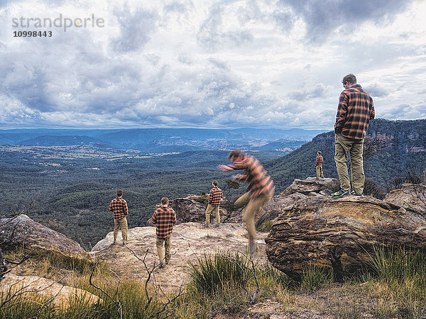 Australien  New South Wales  Blue Mountains  Digital vergrößerte Fotografie eines Mannes im mittleren Erwachsenenalter auf einem Berg mit Blick auf ein Tal