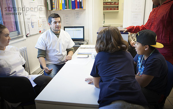 Reportage über die Jeunes Pousses  eine auf Klimatherapie bei Asthma spezialisierte Nachsorge- und pneumo-pädiatrische Rehabilitationseinrichtung. Das Zentrum befindet sich in Briançon  der höchstgelegenen Stadt Frankreichs  die am Programm Gesunde Städte der WHO teilnimmt. In dieser Höhe ist der Sauerstoffpartialdruck reduziert  was sich positiv auf das Herz-Kreislauf-System auswirkt. Auch die Konzentration von Allergenen ist geringer. Briançon ist einer der besten Orte für eine Klimatherapie in den Höhenlagen  da es dort viele Sonnenstunden  fast keinen Nebel  eine sehr niedrige Luftfeuchtigkeit  fast keine Hausstaubmilben  kaum Feuchtigkeit  eine kurze Pollensaison und eine sehr geringe Luftverschmutzung gibt. Karim  10 Jahre alt  leidet an Asthma und kommt aus der Region Paris. Er ist dieses Jahr bei den Jeunes Pousses angekommen. Die Kinder verbringen den Morgen und den Abend in der Krankenstation  um ihre Medikamente einzunehmen.