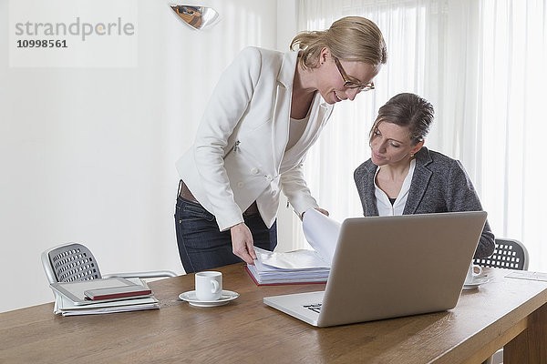 Geschäftsfrauen betrachten Dokumente im Büro