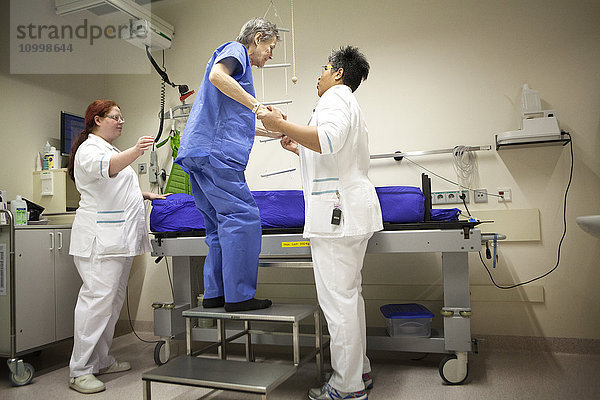 Reportage über das Rinecker Protonentherapiezentrum in München  Deutschland. Das Zentrum verfügt über die modernste Ausrüstung für die Protonentherapie-Behandlung. Bei der Protonentherapie werden Krebszellen bestrahlt  indem ein Protonenstrahl auf den Kern des Tumors konzentriert wird  während das gesunde umliegende Gewebe geschont wird. Die Betten werden an die Patienten angepasst  so dass sie bei jeder Sitzung in der gleichen Position liegen.