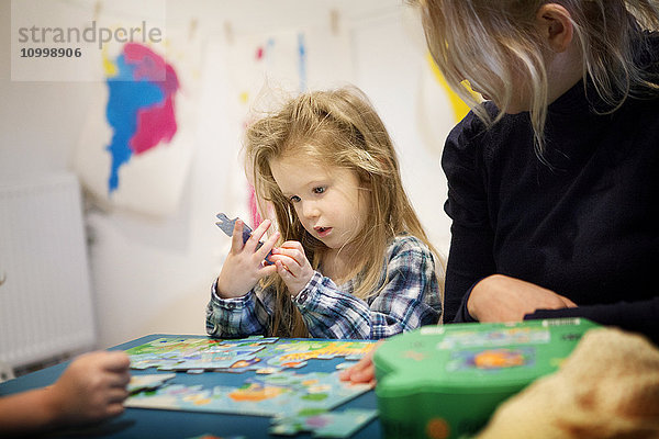 Reportage in einer zweisprachigen Montessori-Schule in Haute-Savoie  Frankreich  die Kinder im Alter von 2 bis 6 Jahren unterrichtet. Die 2- bis 6-Jährigen sind alle in einer Klasse  um die Sozialisierung zu fördern: die Älteren kümmern sich um die Jüngeren  was das Selbstvertrauen der Älteren stärkt und die Motivation der Jüngeren erhöht. Die in der Schule angewandte Montessori-Pädagogik zielt darauf ab  die Autonomie  den Wunsch und die Neugier des Kindes zu entwickeln. Jede nutzlose Hilfe  die dem Kind gegeben wird  wird zu einem Hindernis für seine Entwicklung   sagte Maria Montessori. Ein kleines Mädchen macht ein Rätsel.