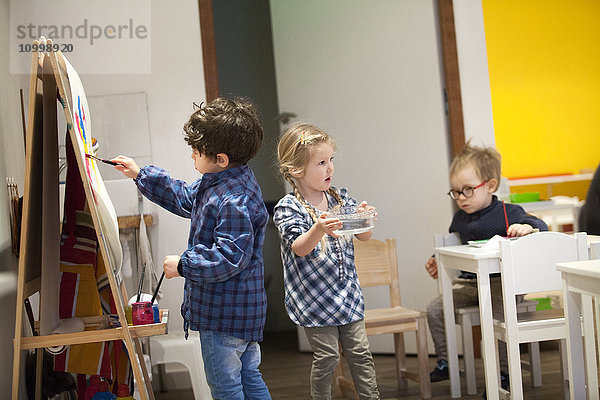 Reportage in einer zweisprachigen Montessori-Schule in Haute-Savoie  Frankreich  die Kinder im Alter von 2 bis 6 Jahren unterrichtet. Die 2- bis 6-Jährigen sind alle in einer Klasse  um die Sozialisierung zu fördern: die Älteren kümmern sich um die Jüngeren  was das Selbstvertrauen der Älteren stärkt und die Motivation der Jüngeren erhöht. Die in der Schule angewandte Montessori-Pädagogik zielt darauf ab  die Autonomie  den Wunsch und die Neugier des Kindes zu entwickeln. Jede nutzlose Hilfe  die dem Kind gegeben wird  wird zu einem Hindernis für seine Entwicklung   sagte Maria Montessori. Den Kindern stehen spezielle Materialien zur Verfügung  und jedes Kind kann sich die Übung aussuchen  die es durchführen möchte.