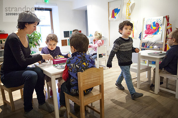Reportage in einer zweisprachigen Montessori-Schule in Haute-Savoie  Frankreich  die Kinder im Alter von 2 bis 6 Jahren unterrichtet. Die 2- bis 6-Jährigen sind alle in einer Klasse  um die Sozialisierung zu fördern: die Älteren kümmern sich um die Jüngeren  was das Selbstvertrauen der Älteren stärkt und die Motivation der Jüngeren erhöht. Die in der Schule angewandte Montessori-Pädagogik zielt darauf ab  die Autonomie  den Wunsch und die Neugier des Kindes zu entwickeln. Jede nutzlose Hilfe  die dem Kind gegeben wird  wird zu einem Hindernis für seine Entwicklung   sagte Maria Montessori. Den Kindern stehen spezielle Materialien zur Verfügung  und jedes Kind kann sich die Übung aussuchen  die es durchführen möchte.