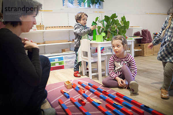 Reportage in einer zweisprachigen Montessori-Schule in Haute-Savoie  Frankreich  die Kinder im Alter von 2 bis 6 Jahren unterrichtet. Die 2- bis 6-Jährigen sind alle in einer Klasse  um die Sozialisierung zu fördern: die Älteren kümmern sich um die Jüngeren  was das Selbstvertrauen der Älteren stärkt und die Motivation der Jüngeren erhöht. Die in der Schule angewandte Montessori-Pädagogik zielt darauf ab  die Autonomie  den Wunsch und die Neugier des Kindes zu entwickeln. Jede nutzlose Hilfe  die dem Kind gegeben wird  wird zu einem Hindernis für seine Entwicklung   sagte Maria Montessori. Den Kindern stehen bestimmte Materialien zur Verfügung  und jedes Kind kann die Übung auswählen  die es durchführen möchte. Bei dieser Übung muss das Kind eine Zahl mit einem Stock verbinden.