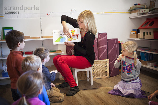 Reportage in einer zweisprachigen Montessori-Schule in Haute-Savoie  Frankreich  die Kinder im Alter von 2 bis 6 Jahren unterrichtet. Die 2- bis 6-Jährigen sind alle in einer Klasse  um die Sozialisierung zu fördern: die Älteren kümmern sich um die Jüngeren  was das Selbstvertrauen der Älteren stärkt und die Motivation der Jüngeren erhöht. Die in der Schule angewandte Montessori-Pädagogik zielt darauf ab  die Autonomie  den Wunsch und die Neugier des Kindes zu entwickeln. Jede nutzlose Hilfe  die dem Kind gegeben wird  wird zu einem Hindernis für seine Entwicklung   sagte Maria Montessori. Eine Assistentin liest den Kindern eine Geschichte in englischer Sprache vor.