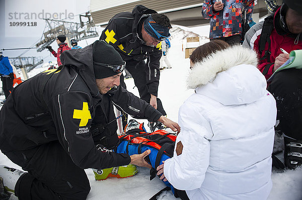 Reportage mit einem Skistreifenteam im Skigebiet Avoriaz in Haute Savoie  Frankreich. Das Team ist für die Markierung der Skipisten  die Erstversorgung von Skifahrern  die Evakuierung auf den Pisten sowie für Lawinenabgänge abseits der Pisten und kontrollierte Lawinenabgänge zuständig. Das Patrouillenteam kommt einer Frau zu Hilfe  die sich am Knie verletzt hat. Sie legen ihr eine Vakuum-Schiene an.
