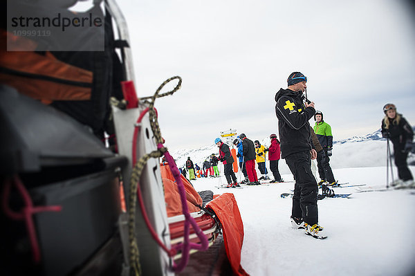Reportage mit einem Ski-Patrouillen-Team im Skigebiet von Avoriaz in Haute Savoie  Frankreich. Das Team ist für die Markierung der Skipisten  die Erste Hilfe für Skifahrer  Evakuierungen auf den Pisten sowie abseits der Pisten und kontrollierte Lawinenabgänge zuständig.
