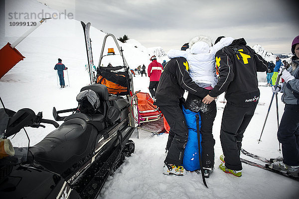 Reportage mit einem Skistreifenteam im Skigebiet Avoriaz in Haute Savoie  Frankreich. Das Team ist für die Markierung der Skipisten  die Erstversorgung von Skifahrern  die Evakuierung auf den Pisten sowie abseits der Pisten und kontrollierte Lawinenabgänge zuständig. Das Patrouillenteam evakuiert eine Frau  die sich am Knie verletzt hat.