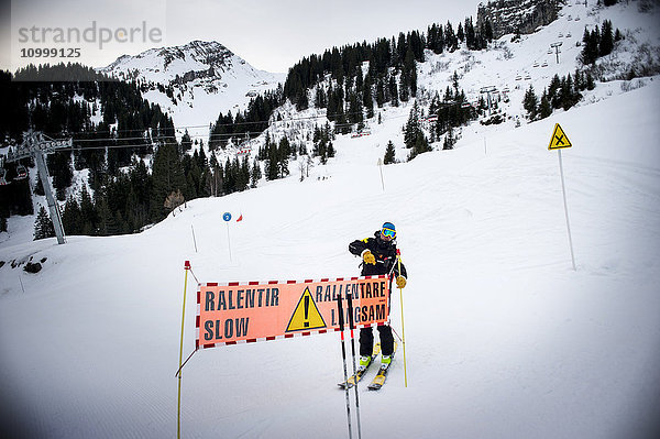 Reportage mit einem Skistreifenteam im Skigebiet Avoriaz in Haute Savoie  Frankreich. Das Team ist für die Markierung der Skipisten  die Erste Hilfe für Skifahrer  Evakuierungen auf den Pisten sowie abseits der Pisten und kontrollierte Lawinenabgänge zuständig.