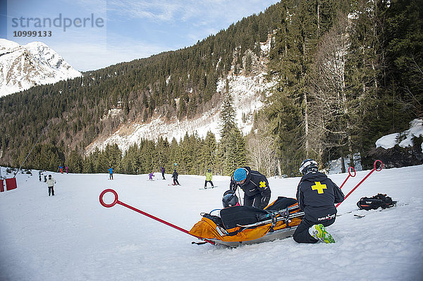 Reportage mit einem Skistreifenteam im Skigebiet Avoriaz in Haute Savoie  Frankreich. Das Team ist für die Markierung der Skipisten  die Erstversorgung von Skifahrern  die Evakuierung auf den Pisten sowie abseits der Pisten und kontrollierte Lawinenabgänge zuständig. Das Patrouillenteam evakuiert einen Mann mit einer Schulterverletzung.