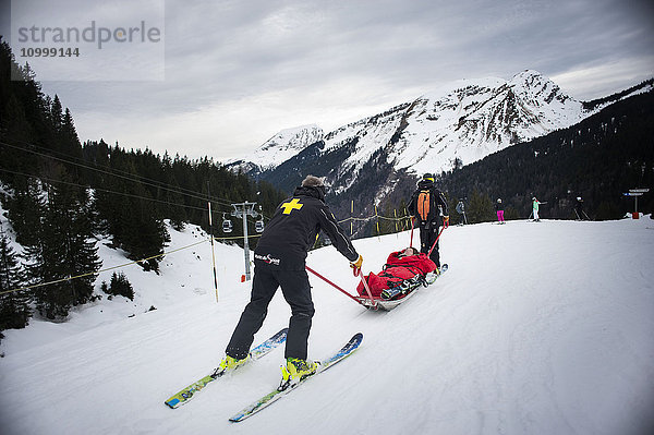 Reportage mit einem Skistreifenteam im Skigebiet Avoriaz in Haute Savoie  Frankreich. Das Team ist für die Markierung der Skipisten  die Erstversorgung von Skifahrern  die Evakuierung auf den Pisten sowie abseits der Pisten und kontrollierte Lawinenabgänge zuständig. Das Patrouillenteam evakuiert eine Frau mit einer Schulterverletzung.