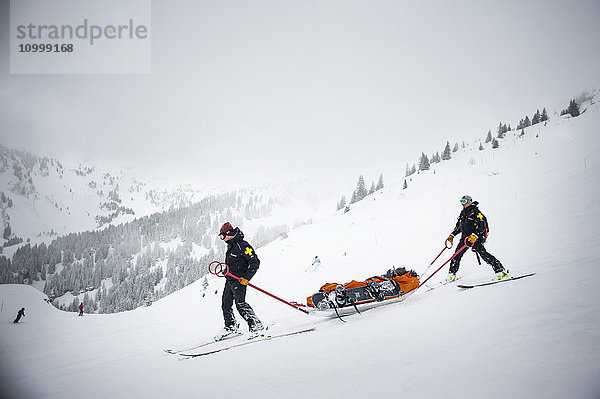 Reportage mit einem Skistreifenteam im Skigebiet Avoriaz in Haute Savoie  Frankreich. Das Team ist zuständig für die Markierung der Skipisten  die Erste Hilfe für Skifahrer  Evakuierungen auf den Pisten sowie abseits der Pisten und kontrollierte Lawinenabgänge. Das Team der Ski-Patrouille rettet einen Snowboarder  der sich an der Schulter verletzt hat.