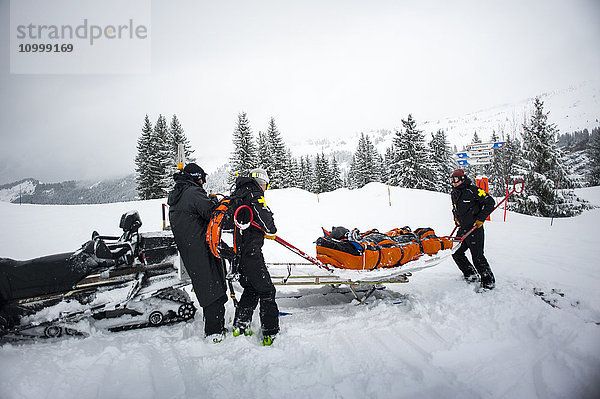 Reportage mit einem Skistreifenteam im Skigebiet Avoriaz in Haute Savoie  Frankreich. Das Team ist zuständig für die Markierung der Skipisten  die Erste Hilfe für Skifahrer  Evakuierungen auf den Pisten sowie abseits der Pisten und kontrollierte Lawinenabgänge. Das Team der Ski-Patrouille rettet einen Snowboarder  der sich an der Schulter verletzt hat.