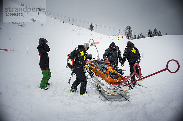 Reportage mit einem Ski-Patrouillen-Team im Skigebiet von Avoriaz in Haute Savoie  Frankreich. Das Team ist zuständig für die Markierung der Skipisten  die Erste Hilfe für Skifahrer  Evakuierungen auf den Pisten sowie abseits der Pisten und kontrollierte Lawinenabgänge. Das Team der Ski-Patrouille rettet einen Snowboarder  der sich an der Schulter verletzt hat.