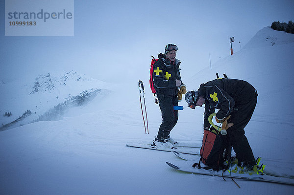 Reportage mit einem Skistreifenteam im Skigebiet Avoriaz in Haute Savoie  Frankreich. Das Team ist für die Markierung der Skipisten  die Erste Hilfe für Skifahrer  Evakuierungen auf den Pisten sowie abseits der Pisten und kontrollierte Lawinenabgänge zuständig. Météo France hat eine hohe Lawinengefahr für das Skigebiet gemeldet. Das Team der Skipatrouille löst kontrollierte Lawinen aus  bevor die Pisten für den Tag geöffnet werden. Dabei wird Sprengstoff verwendet.