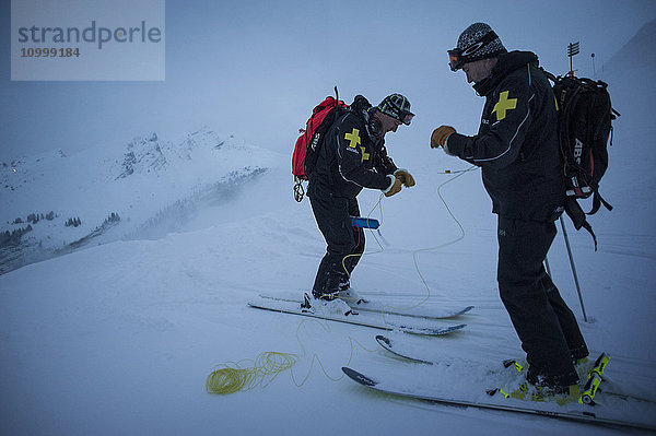 Reportage mit einem Skistreifenteam im Skigebiet Avoriaz in Haute Savoie  Frankreich. Das Team ist für die Markierung der Skipisten  die Erste Hilfe für Skifahrer  Evakuierungen auf den Pisten sowie abseits der Pisten und kontrollierte Lawinenabgänge zuständig. Météo France hat eine hohe Lawinengefahr für das Skigebiet gemeldet. Das Team der Skipatrouille löst kontrollierte Lawinen aus  bevor die Pisten für den Tag geöffnet werden. Dabei wird Sprengstoff verwendet.