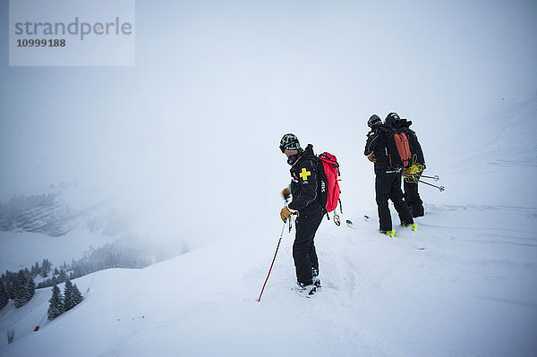 Reportage mit einem Ski-Patrouillen-Team im Skigebiet von Avoriaz in Haute Savoie  Frankreich. Das Team ist für die Markierung der Skipisten  die Erste Hilfe für Skifahrer  Evakuierungen auf den Pisten sowie abseits der Pisten und kontrollierte Lawinenabgänge zuständig. Météo France hat eine hohe Lawinengefahr für das Skigebiet gemeldet. Das Team der Skipatrouille löst kontrollierte Lawinen aus  bevor die Pisten für den Tag geöffnet werden. Dabei wird Sprengstoff verwendet.