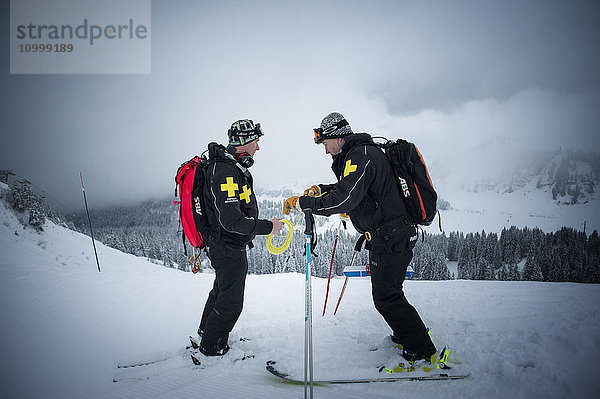 Reportage mit einem Skistreifenteam im Skigebiet Avoriaz in Haute Savoie  Frankreich. Das Team ist für die Markierung der Skipisten  die Erste Hilfe für Skifahrer  Evakuierungen auf den Pisten sowie abseits der Pisten und kontrollierte Lawinenabgänge zuständig. Météo France hat eine hohe Lawinengefahr für das Skigebiet gemeldet. Das Team der Skipatrouille löst kontrollierte Lawinen aus  bevor die Pisten für den Tag geöffnet werden. Dabei wird Sprengstoff verwendet.