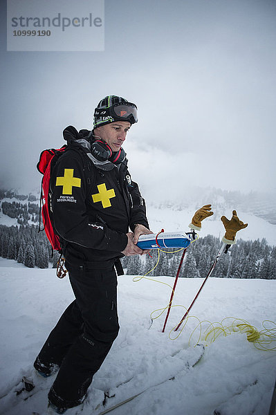 Reportage mit einem Skistreifenteam im Skigebiet Avoriaz in Haute Savoie  Frankreich. Das Team ist für die Markierung der Skipisten  die Erste Hilfe für Skifahrer  Evakuierungen auf den Pisten sowie abseits der Pisten und kontrollierte Lawinenabgänge zuständig. Météo France hat eine hohe Lawinengefahr für das Skigebiet gemeldet. Das Team der Skipatrouille löst kontrollierte Lawinen aus  bevor die Pisten für den Tag geöffnet werden. Dabei wird Sprengstoff verwendet.