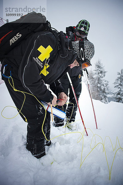 Reportage mit einem Skistreifenteam im Skigebiet Avoriaz in Haute Savoie  Frankreich. Das Team ist für die Markierung der Skipisten  die Erste Hilfe für Skifahrer  Evakuierungen auf den Pisten sowie abseits der Pisten und kontrollierte Lawinenabgänge zuständig. Météo France hat eine hohe Lawinengefahr für das Skigebiet gemeldet. Das Team der Skipatrouille löst kontrollierte Lawinen aus  bevor die Pisten für den Tag geöffnet werden. Dabei wird Sprengstoff verwendet.