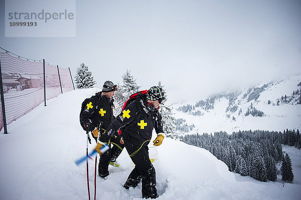 Reportage mit einem Skistreifenteam im Skigebiet Avoriaz in Haute Savoie  Frankreich. Das Team ist für die Markierung der Skipisten  die Erste Hilfe für Skifahrer  Evakuierungen auf den Pisten sowie abseits der Pisten und kontrollierte Lawinenabgänge zuständig. Météo France hat eine hohe Lawinengefahr für das Skigebiet gemeldet. Das Team der Skipatrouille löst kontrollierte Lawinen aus  bevor die Pisten für den Tag geöffnet werden. Dabei wird Sprengstoff verwendet.
