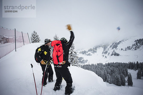 Reportage mit einem Skistreifenteam im Skigebiet Avoriaz in Haute Savoie  Frankreich. Das Team ist für die Markierung der Skipisten  die Erste Hilfe für Skifahrer  Evakuierungen auf den Pisten sowie abseits der Pisten und kontrollierte Lawinenabgänge zuständig. Météo France hat eine hohe Lawinengefahr für das Skigebiet gemeldet. Das Team der Skipatrouille löst kontrollierte Lawinen aus  bevor die Pisten für den Tag geöffnet werden. Dabei wird Sprengstoff verwendet.