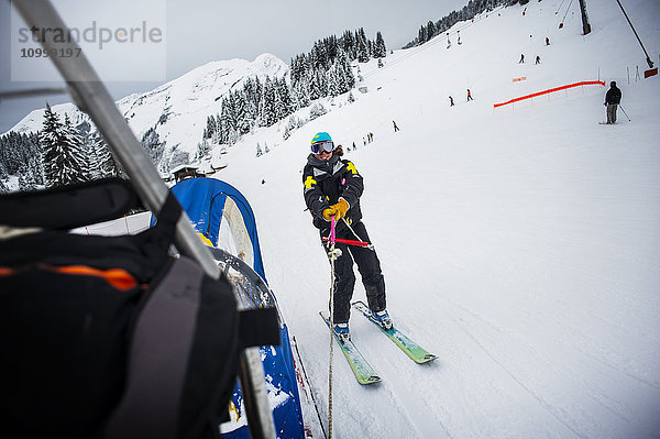 Reportage mit einem Skistreifenteam im Skigebiet Avoriaz in Haute Savoie  Frankreich. Das Team ist für die Markierung der Skipisten  die Erstversorgung von Skifahrern  die Evakuierung auf den Pisten sowie abseits der Pisten und kontrollierte Lawinenabgänge zuständig. Das Patrouillenteam evakuiert eine Frau mit einer Schulterverletzung.
