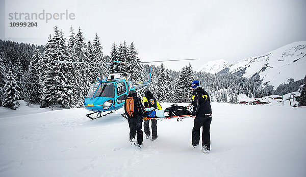 Reportage mit einem Skistreifenteam im Skigebiet Avoriaz in Haute Savoie  Frankreich. Das Team ist für die Markierung der Skipisten  die Erstversorgung von Skifahrern  Evakuierungen auf den Pisten sowie abseits der Pisten und kontrollierte Lawinenabgänge zuständig. Das Patrouillenteam evakuiert mit dem Hubschrauber eine Frau mit einer Schulterverletzung.