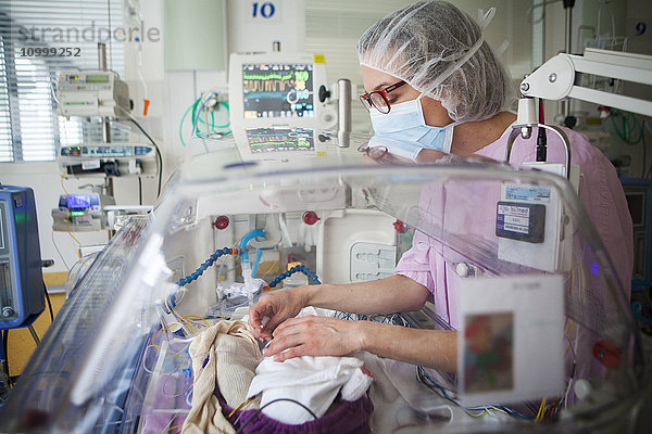Reportage in einer mobilen Funktionsuntersuchungseinheit. Eine Krankenschwester führt in einer Neugeborenenstation bei einigen Frühgeborenen ein EEG-Check-up durch. Mit dem EEG kann die Entwicklung des Gehirns überwacht werden. Ein extremes Frühgeborenes  das mit 25 Wochen Amenorrhoe geboren wurde.
