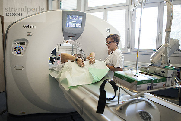 Reportage über einen radiologischen Dienst in einem Krankenhaus in Haute-Savoie  Frankreich. Scanner.